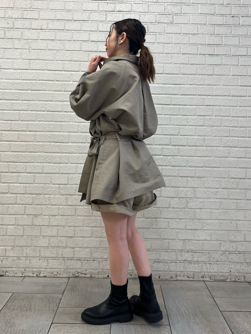 ベージュ系のその他パンツ、グリーン系のトレンチコートを着用したレディースの春コーディネートの5枚目の写真