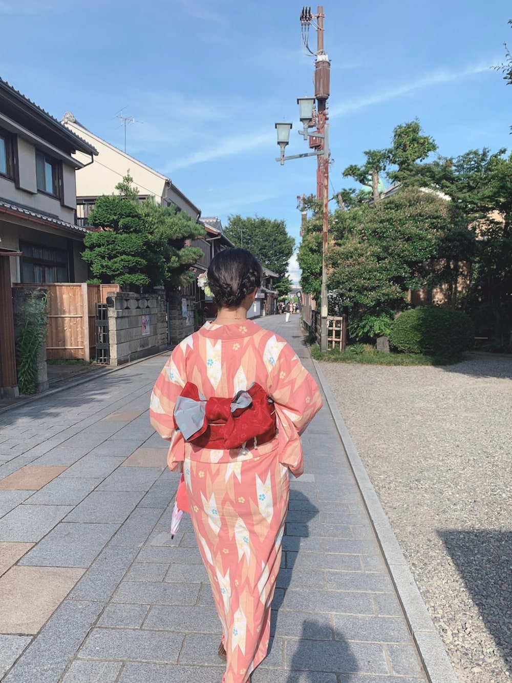 ピンク系の浴衣を着用したレディースの夏コーディネートの2枚目の写真