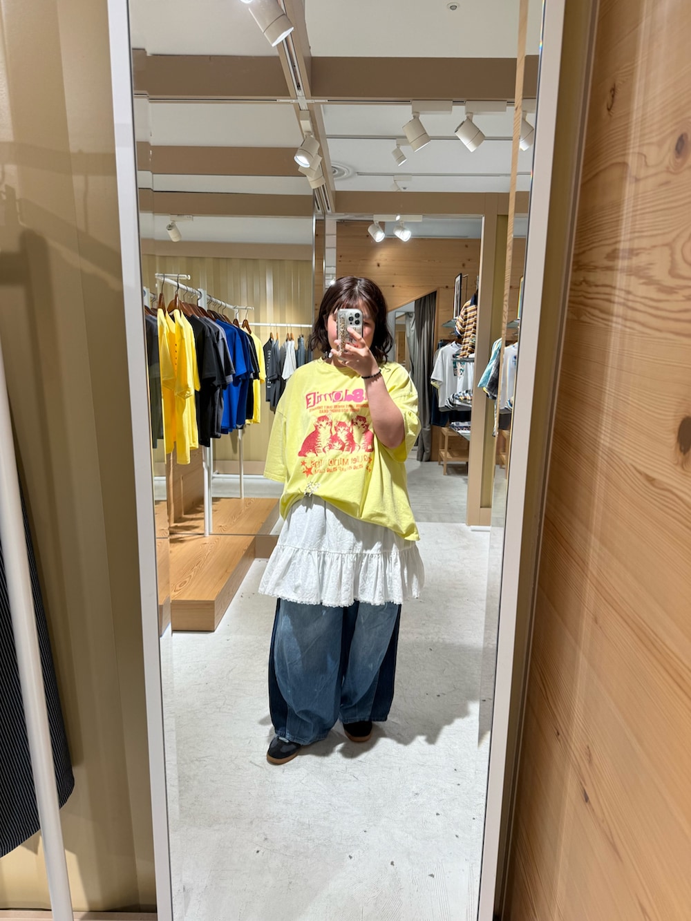 イエロー系のTシャツ/カットソー、ホワイト系のチュニック、グリーン系のその他パンツを着用したレディースの夏コーディネートの2枚目の写真