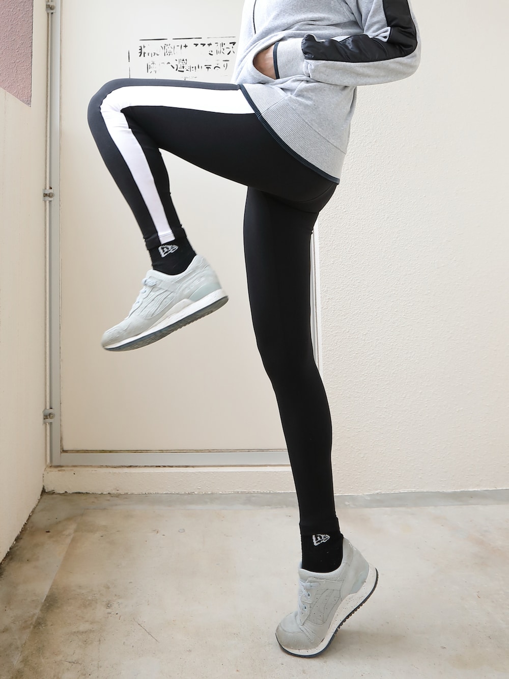 「PUMA、カジュアルスタイル、ラフコーデ、シンプルスタイル、タイツ、スポーツコーデ、ジム・トレーニングコーデ、タイツ・レギンス」｜「PUMAのメンズ ベロア素材ジャージ（M）（ジャージ、グレー系）」を使った、longlongyukiさん（骨格ストレート・レディース・165cm）の冬コーディネートの3枚目の写真