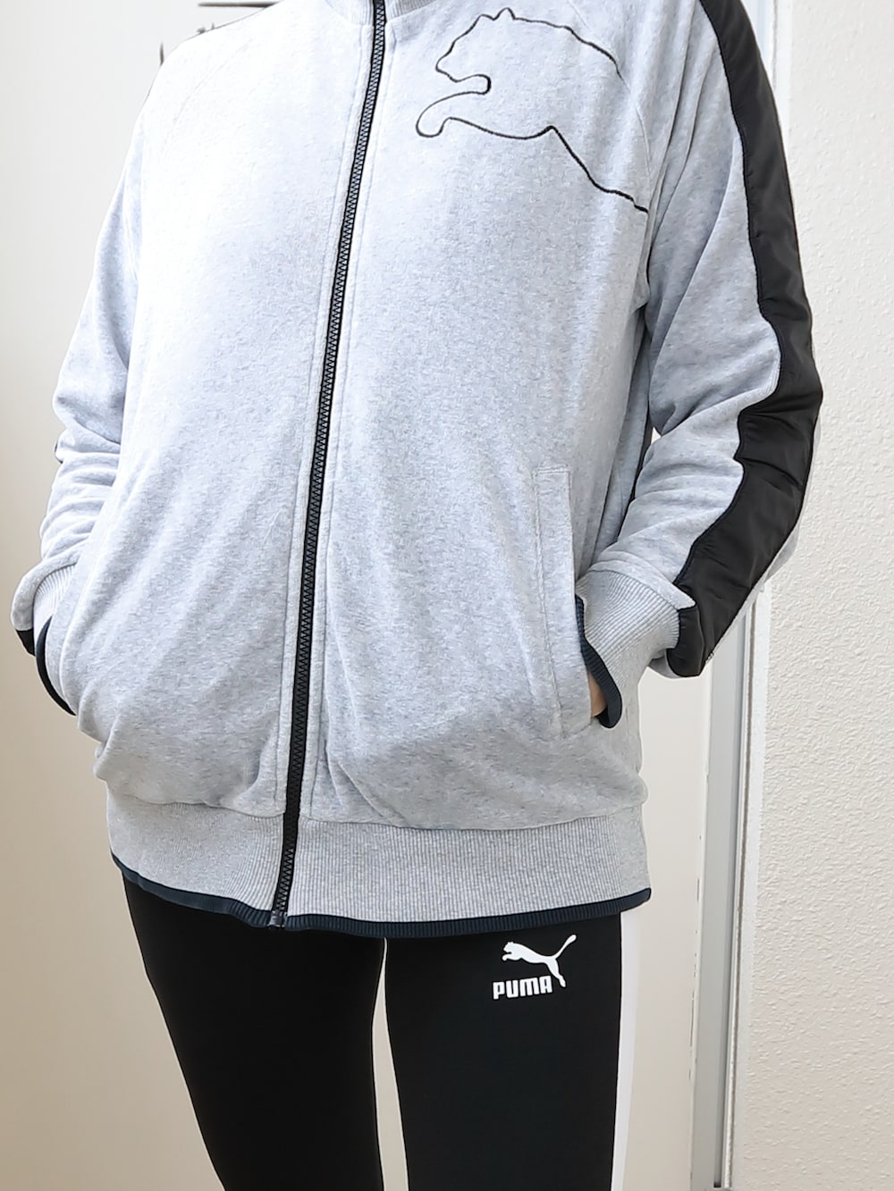 「PUMA、カジュアルスタイル、ラフコーデ、シンプルスタイル、タイツ、スポーツコーデ、ジム・トレーニングコーデ、タイツ・レギンス」｜「PUMAのメンズ ベロア素材ジャージ（M）（ジャージ、グレー系）」を使った、longlongyukiさん（骨格ストレート・レディース・165cm）の冬コーディネートの2枚目の写真