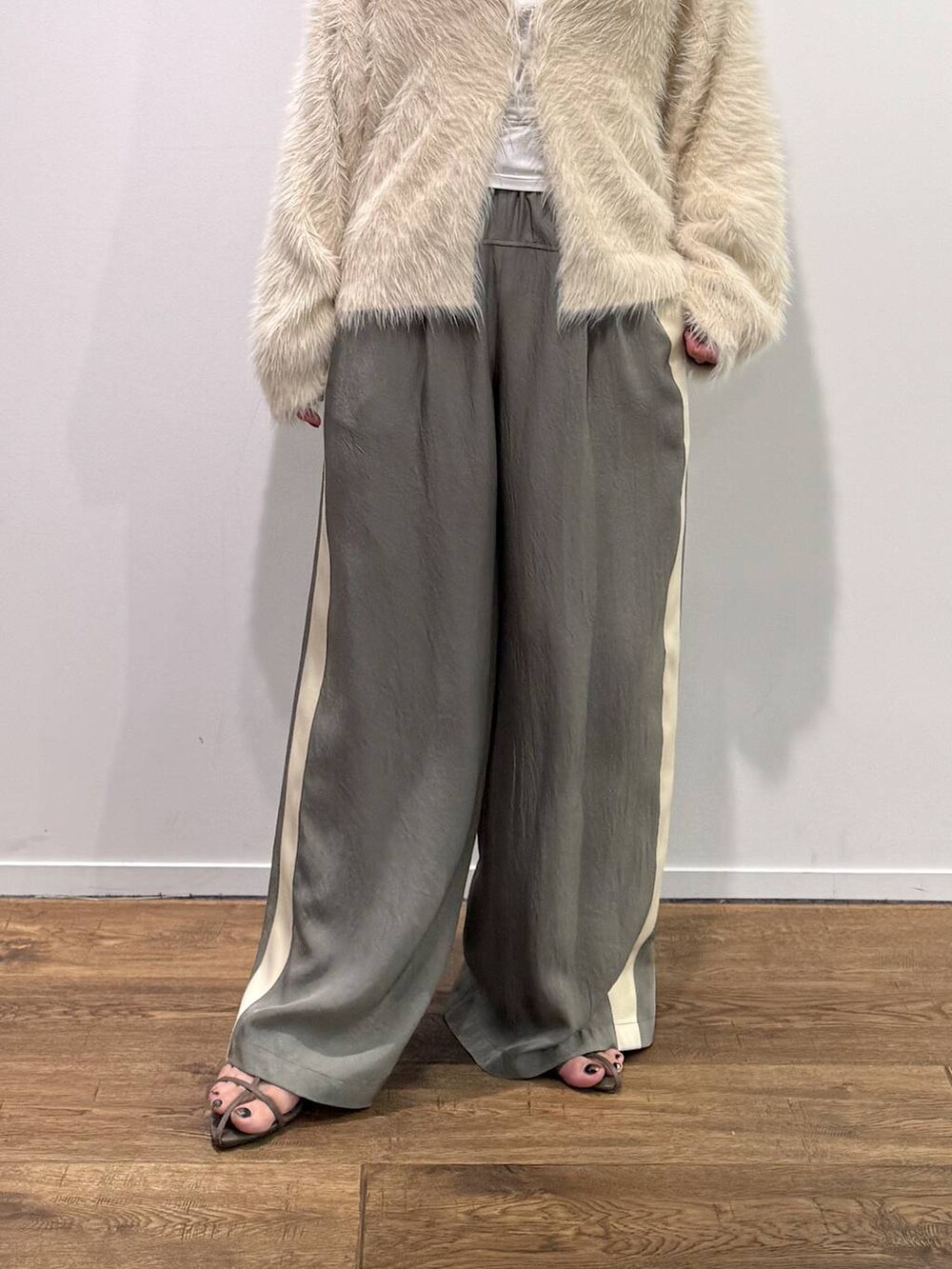 グリーン系のその他パンツ、ホワイト系のキャミソール、ベージュ系のサンダルを着用したレディースの秋コーディネートの7枚目の写真