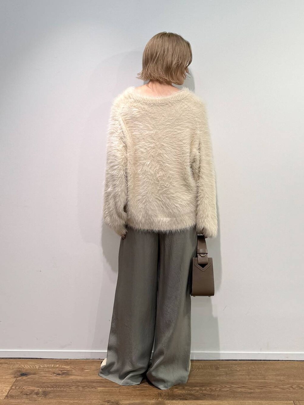 グリーン系のその他パンツ、ホワイト系のキャミソール、ベージュ系のサンダルを着用したレディースの秋コーディネートの3枚目の写真