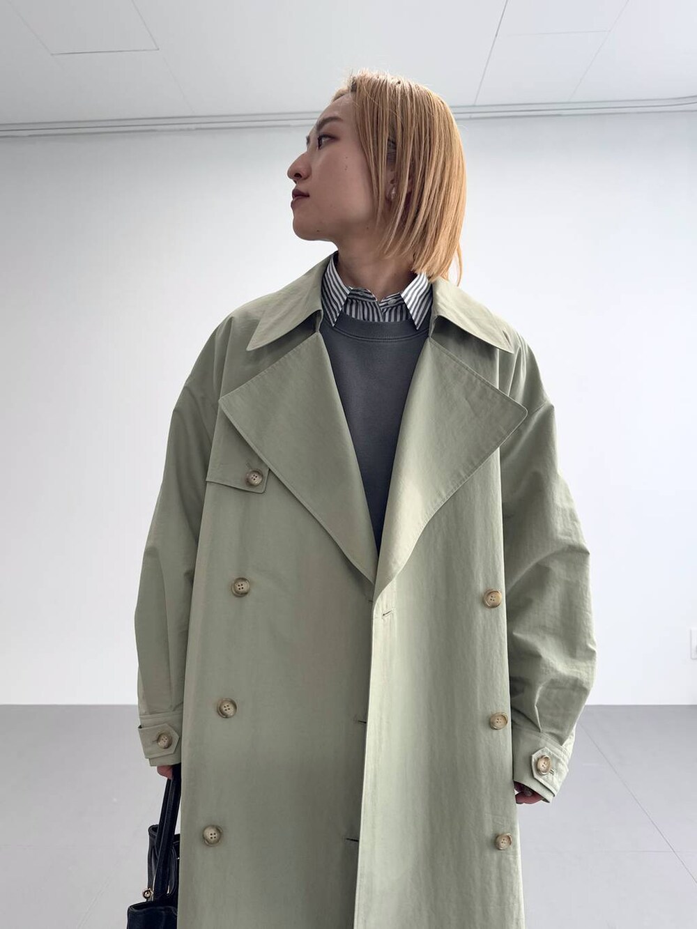 「体型カバー、カジュアル、BABYLONE、着痩せ・細見え、スウェット、アウター、andST秋コーデ、シャツ、シャツスタイル、ロングコート、春コーデ、トレンチコート、きれいめカジュアル、おでかけ、メンズライク」｜「BABYLONEのコットンナイロンロングトレンチ（トレンチコート、グリーン系）」を使った、ゆうなさん（レディース・156cm）の冬コーディネートの4枚目の写真