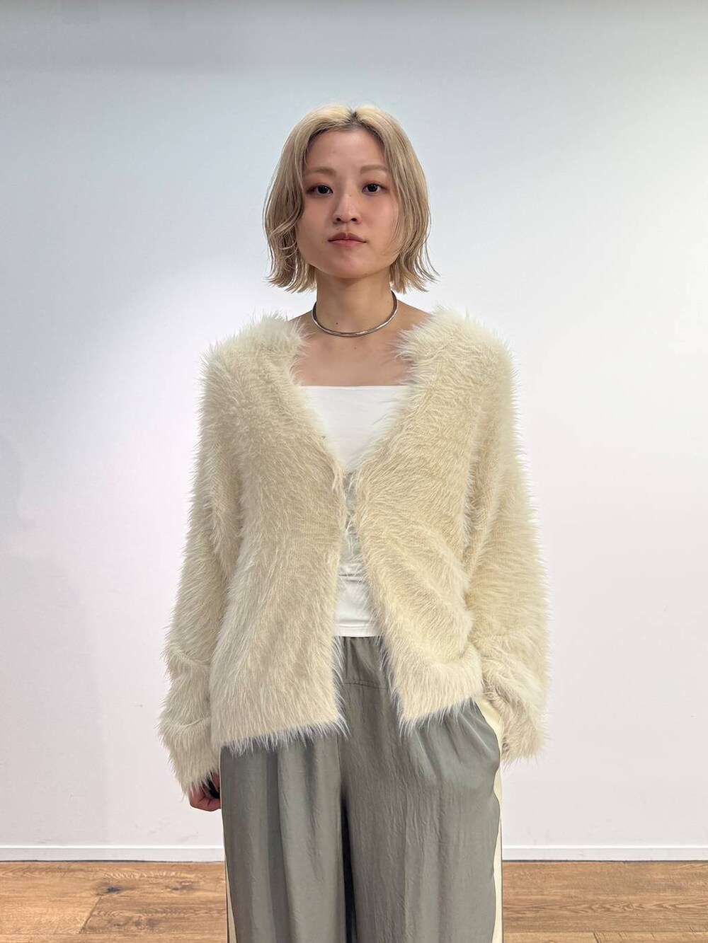 グリーン系のその他パンツ、ホワイト系のキャミソール、ベージュ系のサンダルを着用したレディースの秋コーディネートの4枚目の写真