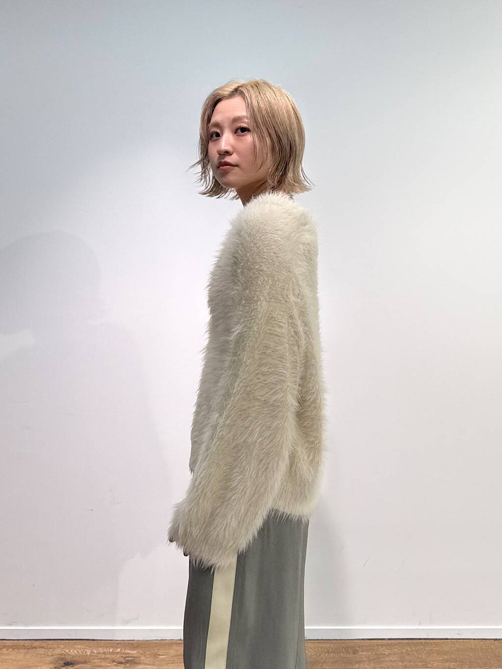 グリーン系のその他パンツ、ホワイト系のキャミソール、ベージュ系のサンダルを着用したレディースの秋コーディネートの5枚目の写真