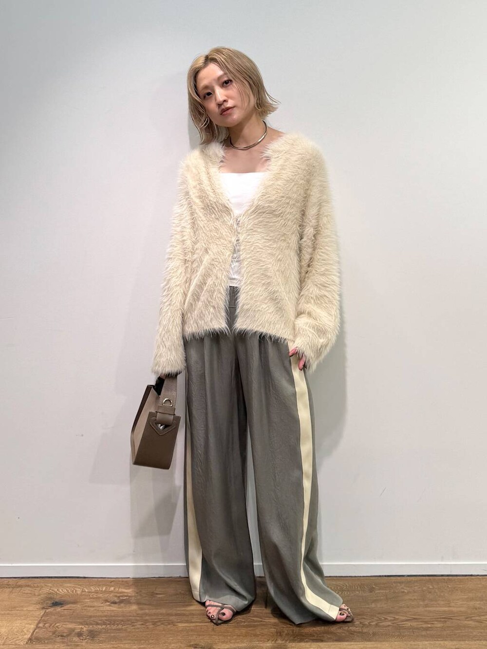 グリーン系のその他パンツ、ホワイト系のキャミソール、ベージュ系のサンダルを着用したレディースの秋コーディネートの9枚目の写真