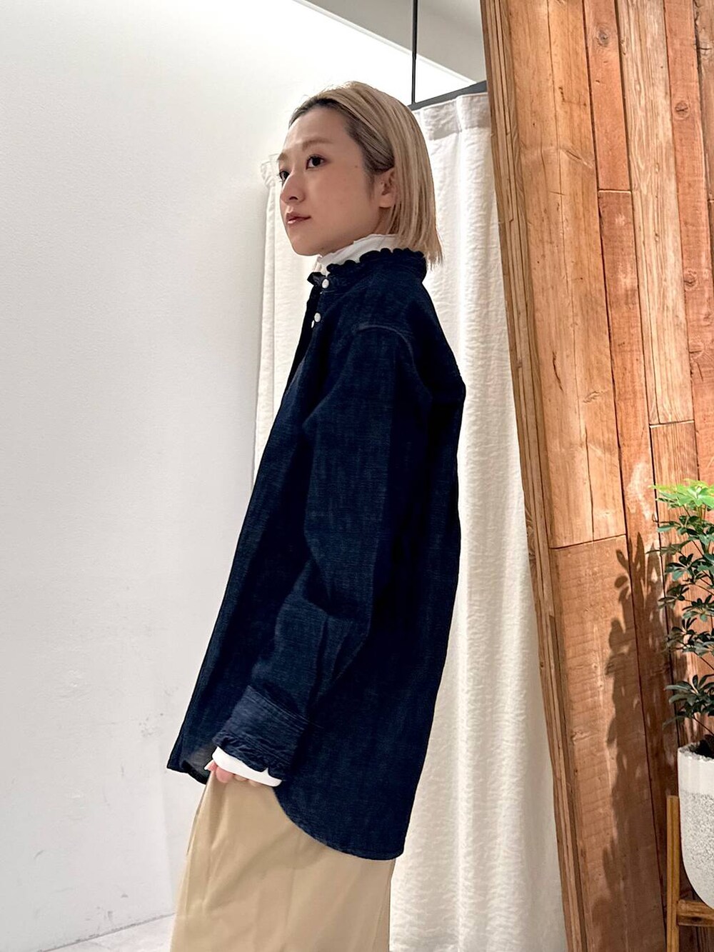 ブラック系のブーツ、ベージュ系のその他パンツ、ブラウン系のハンドバッグを着用したレディースの冬コーディネートの5枚目の写真