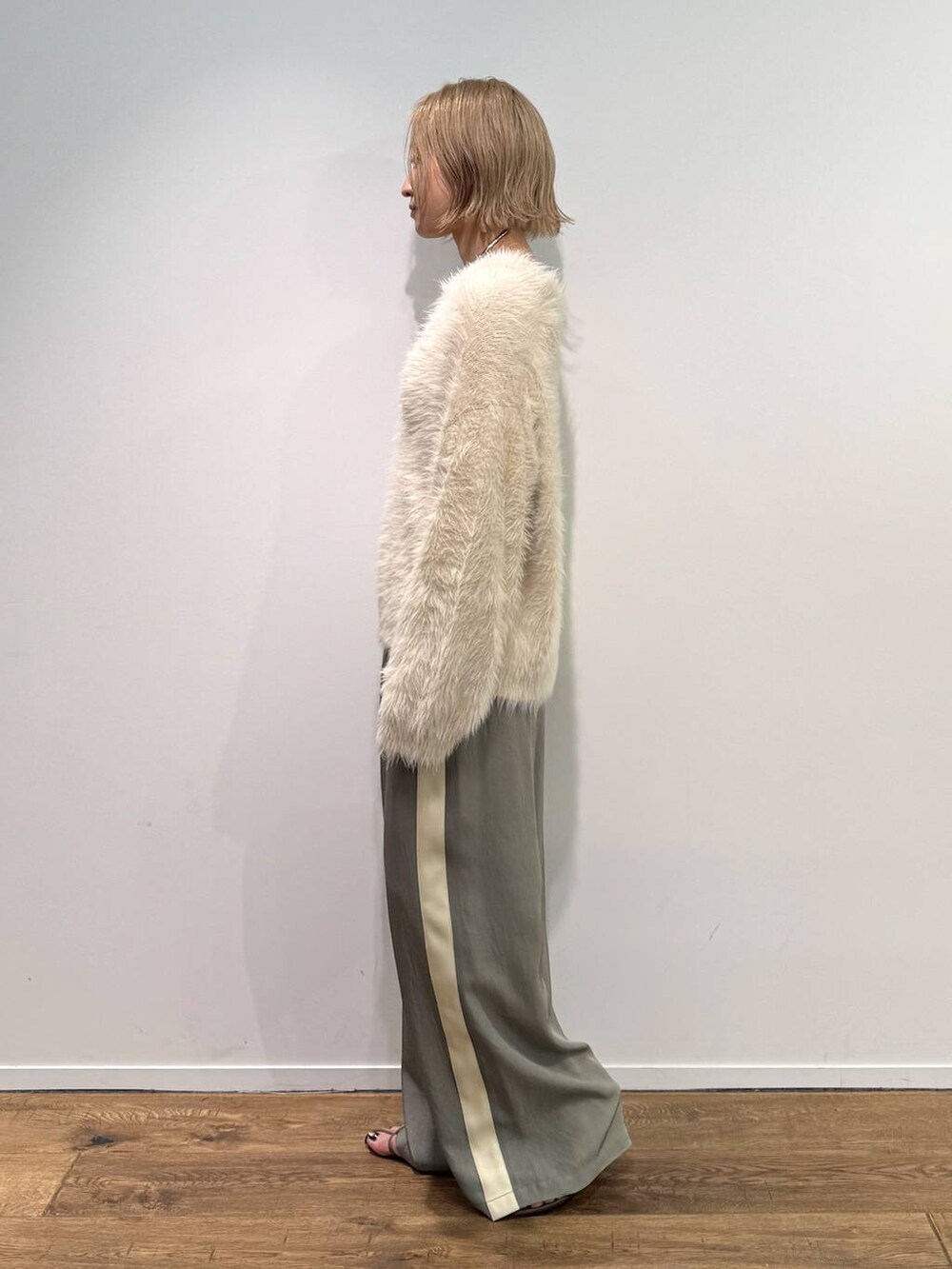 グリーン系のその他パンツ、ホワイト系のキャミソール、ベージュ系のサンダルを着用したレディースの秋コーディネートの2枚目の写真
