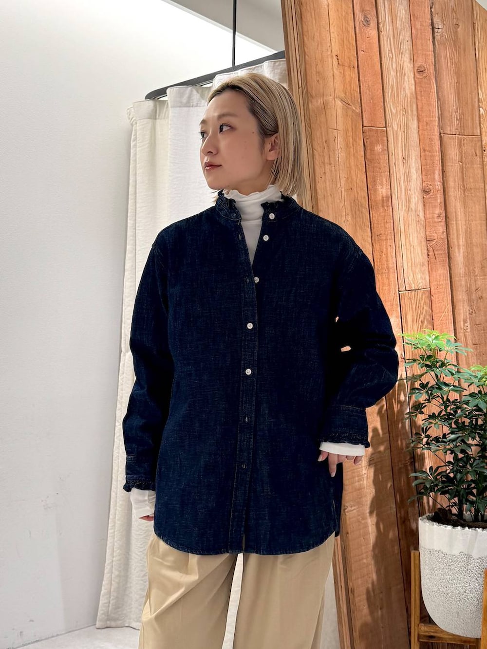 ブラック系のブーツ、ベージュ系のその他パンツ、ブラウン系のハンドバッグを着用したレディースの冬コーディネートの4枚目の写真