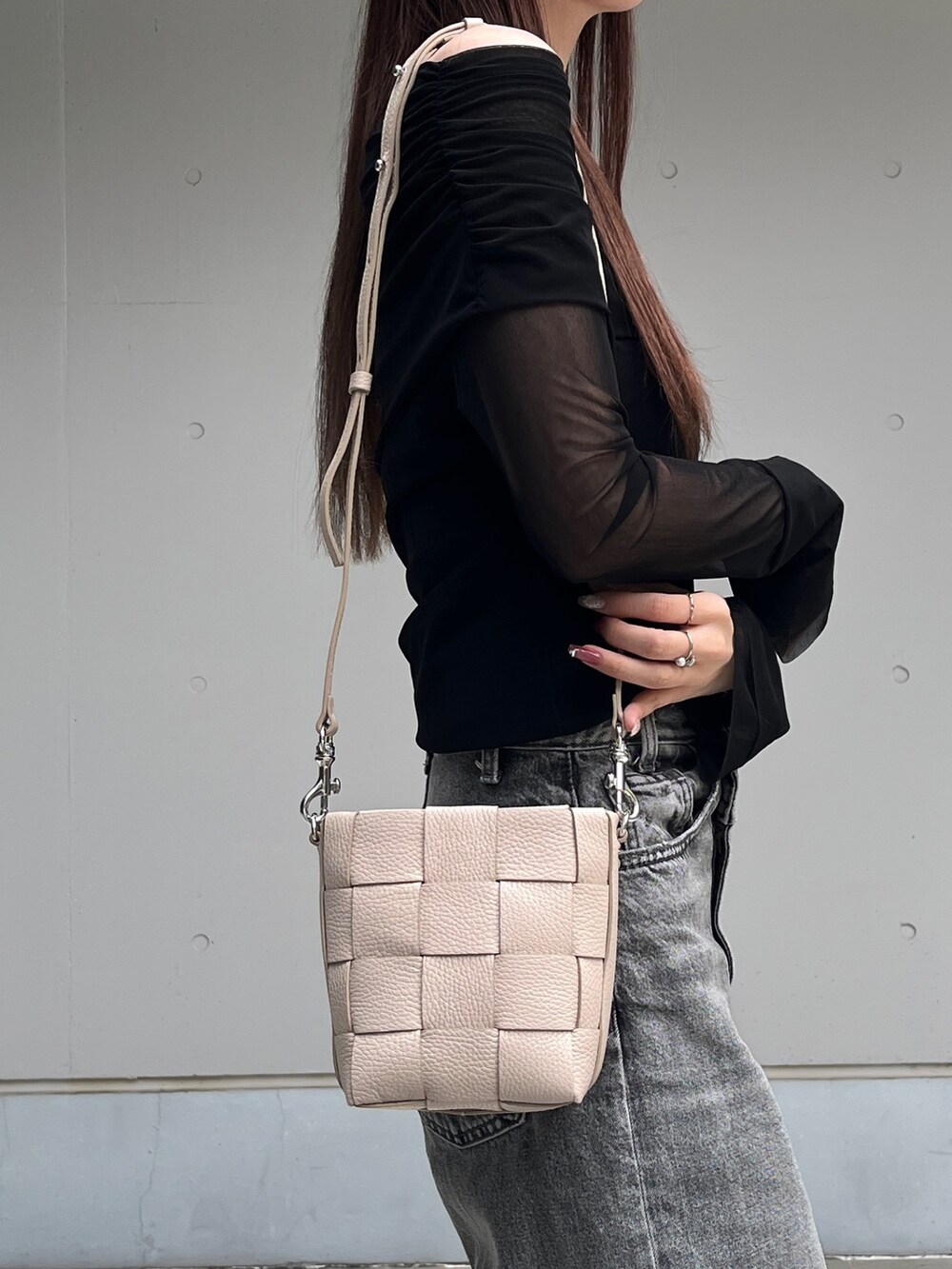 ピンク系のショルダーバッグを着用したレディースの春コーディネートの2枚目の写真