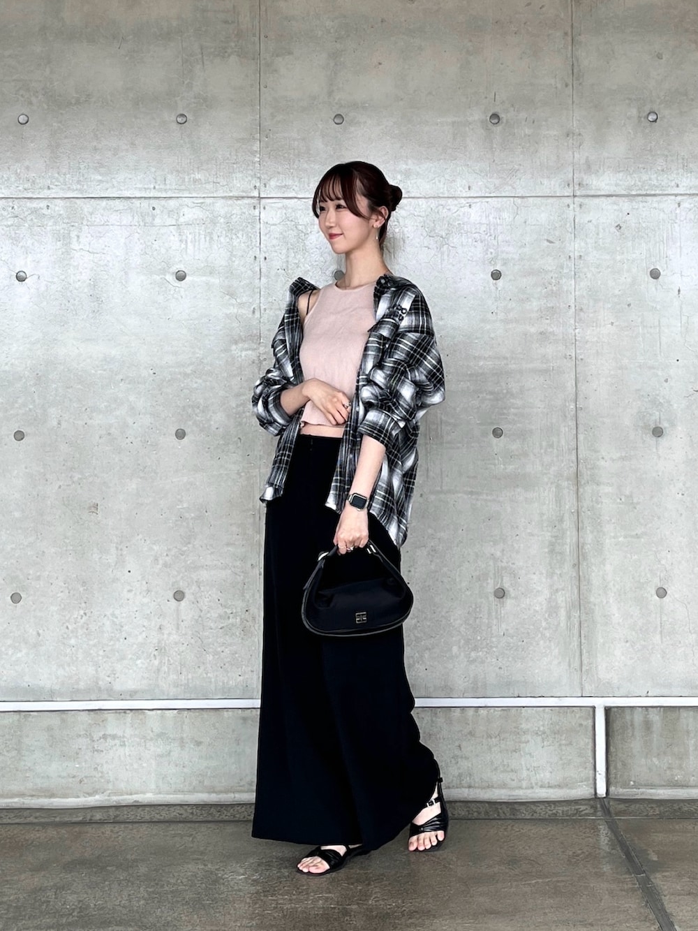 ブラック系のショルダーバッグを着用したレディースの春コーディネートの2枚目の写真