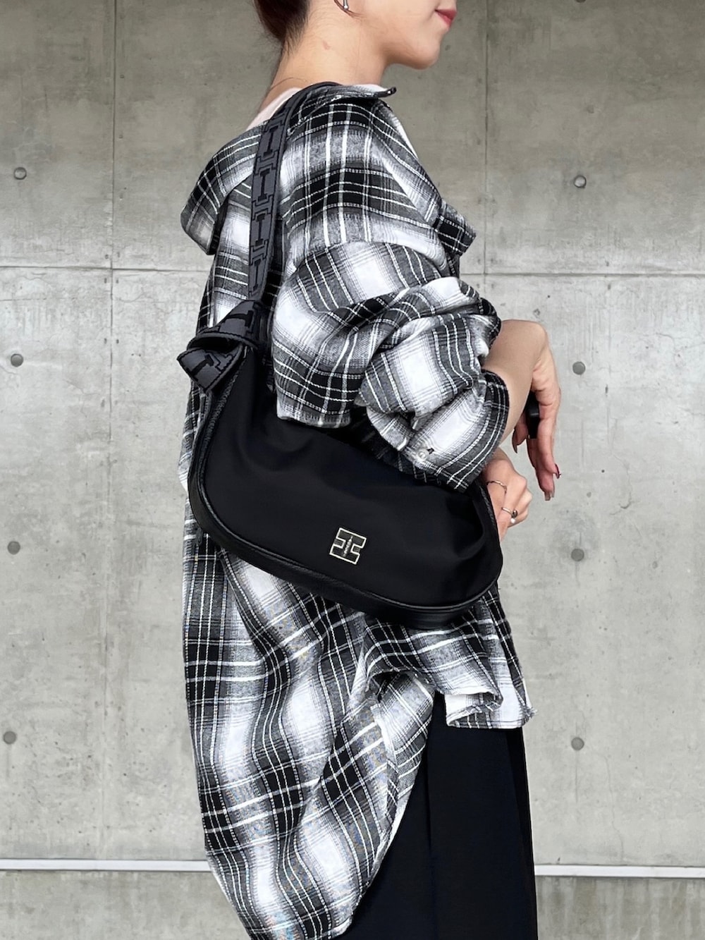 ブラック系のショルダーバッグを着用したレディースの春コーディネートの3枚目の写真