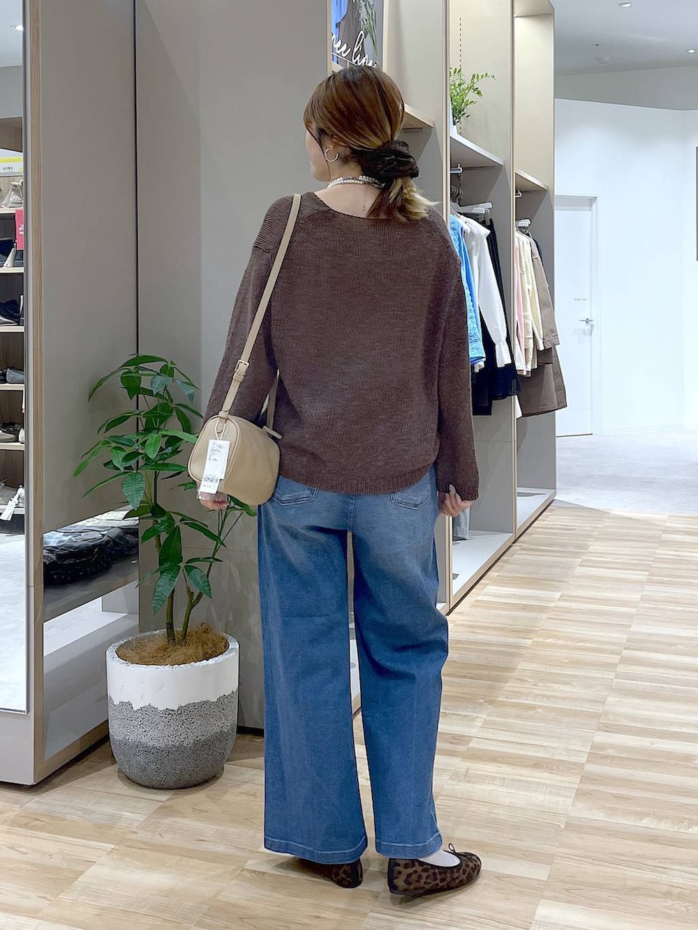 その他のバレエシューズ、ブルー系のデニムパンツ、ベージュ系のショルダーバッグを着用したレディースの春コーディネートの3枚目の写真