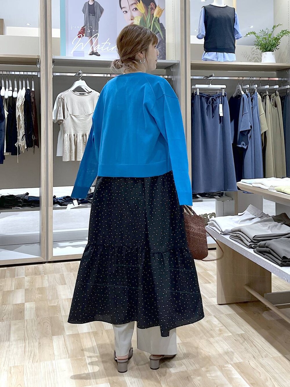 ベージュ系のその他パンツ、ブラック系のワンピース、ブラック系のタンクトップを着用したレディースの夏コーディネートの3枚目の写真