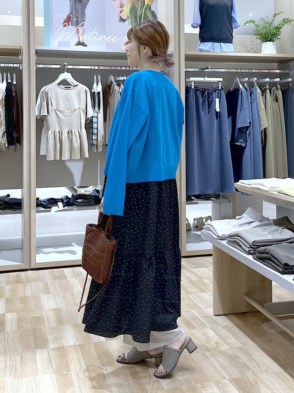 ベージュ系のその他パンツ、ブラック系のワンピース、ブラック系のタンクトップを着用したレディースの夏コーディネートの2枚目の写真