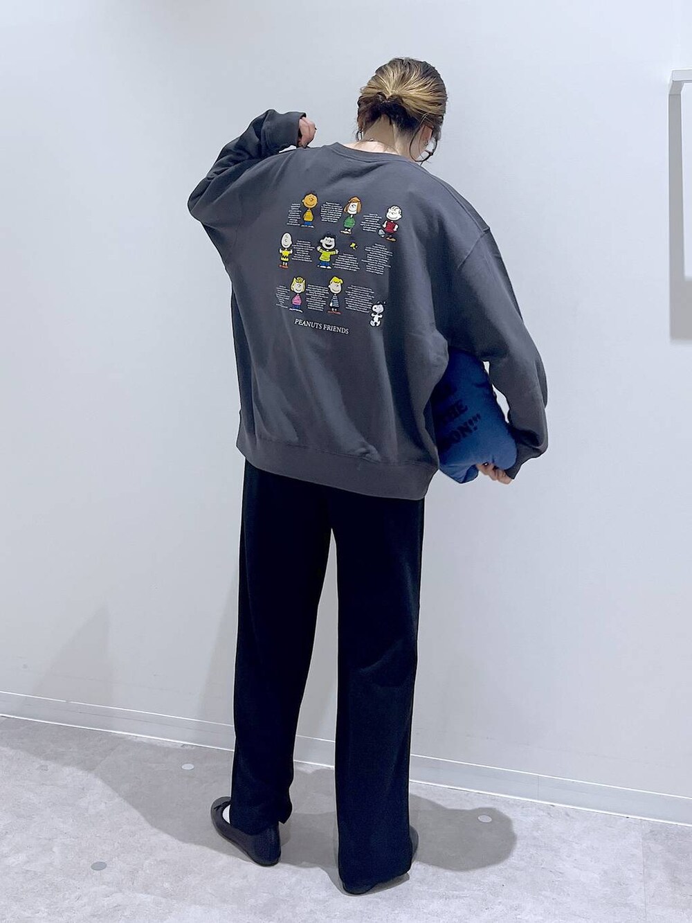 ブラック系のバレエシューズ、グレー系のスウェット、ブラック系のその他パンツを着用したレディースの秋コーディネートの4枚目の写真