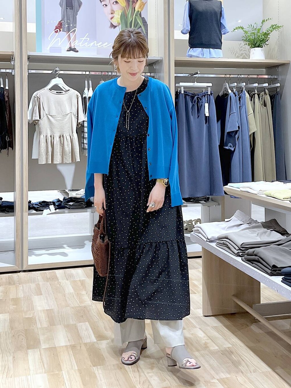ベージュ系のその他パンツ、ブラック系のワンピース、ブラック系のタンクトップを着用したレディースの夏コーディネートの4枚目の写真