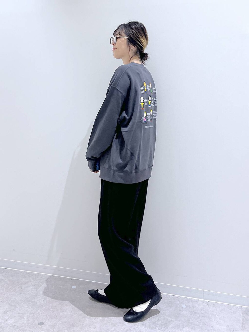 ブラック系のバレエシューズ、グレー系のスウェット、ブラック系のその他パンツを着用したレディースの秋コーディネートの3枚目の写真