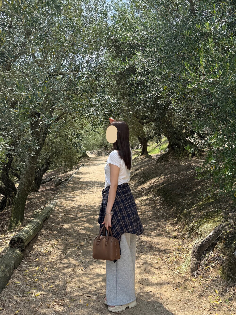 ベージュ系のサンダル、ホワイト系のTシャツ/カットソー、ベージュ系のシャツ/ブラウスを着用したレディースの夏コーディネートの2枚目の写真