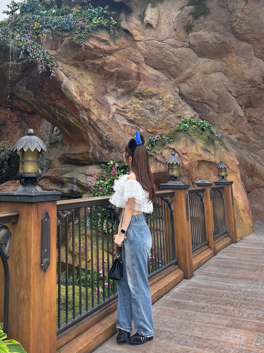 その他のシャツ/ブラウス、ブラック系のスニーカー、ブルー系のデニムパンツを着用したレディースの夏コーディネートの2枚目の写真