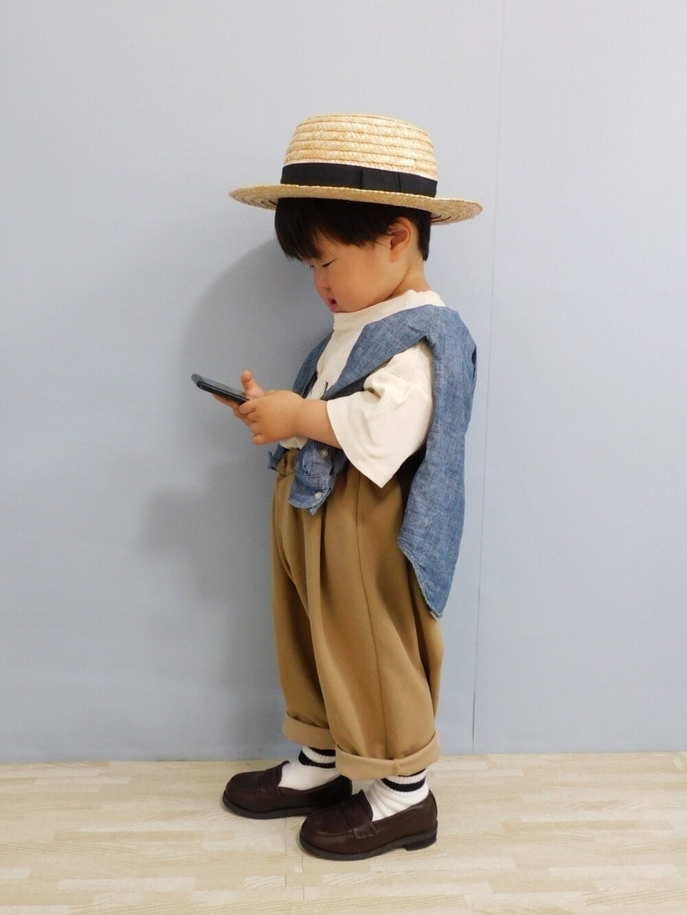 「FUDGE KIDSのトラッドスタイル、カンカン帽、ビッグシルエット、デニムシャツ、肩掛け、ロゴT、タックイン、ラインソックス、ローファー、ローファー×靴下、韓国子供服」｜「西松屋のアイテム（帽子、ベージュ系）」を使った、まろすけさん（キッズ・90cm）の春コーディネートの2枚目の写真