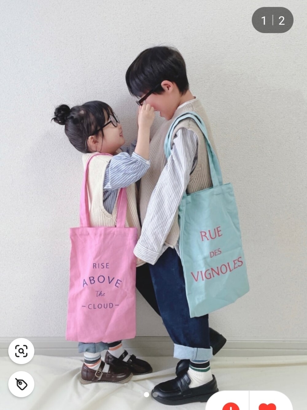 ベージュ系のベスト、ブルー系のシャツ/ブラウス、ブルー系のデニムパンツを着用したキッズの春コーディネートの2枚目の写真