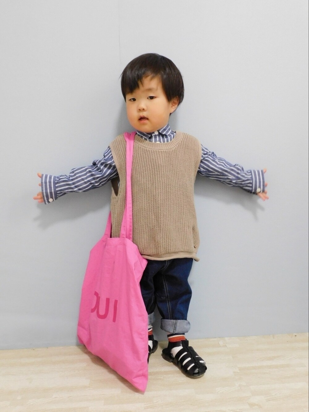 ベージュ系のベスト、ブルー系のシャツ/ブラウス、ブルー系のデニムパンツを着用したキッズの春コーディネートの4枚目の写真