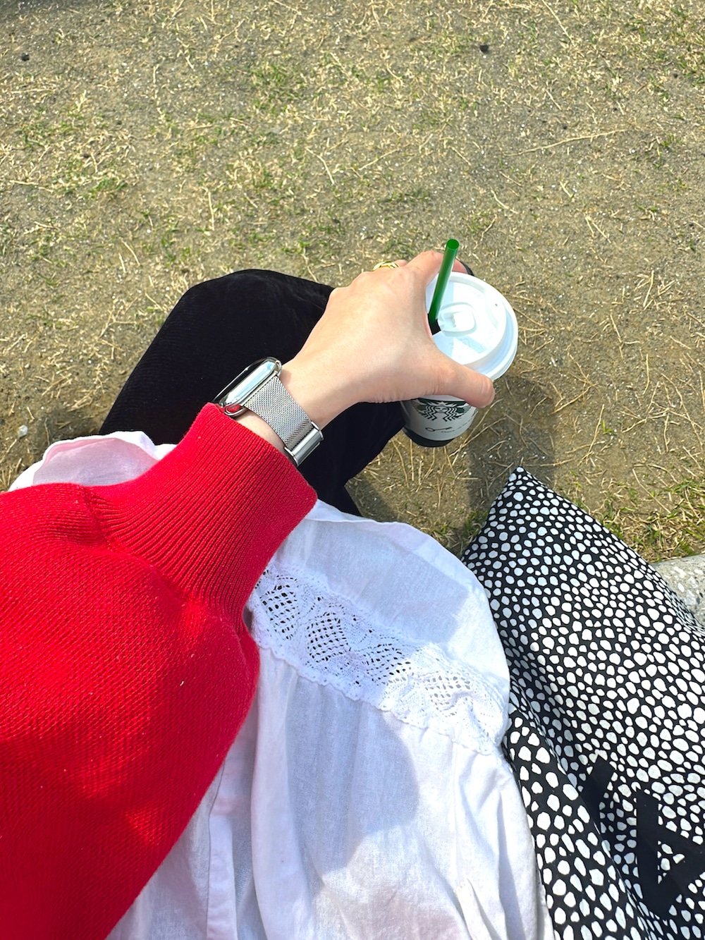 「カジュアルスタイル、レイヤードスタイル、休日スタイル、カラーコーデ、今日のコーデ、ゆるコーデ、おでかけコーデ、骨格ストレート、Kastane、お洒落さんとつながりたい」｜「Kastaneの【お気に入り登録1.5万/低身長サイズ/2サイズ展開】ベロアチュールパンツ（その他パンツ、ブラック系）」を使った、𝐚𝐤𝐚𝐫𝐢 さん（レディース・165cm）の春コーディネートの2枚目の写真