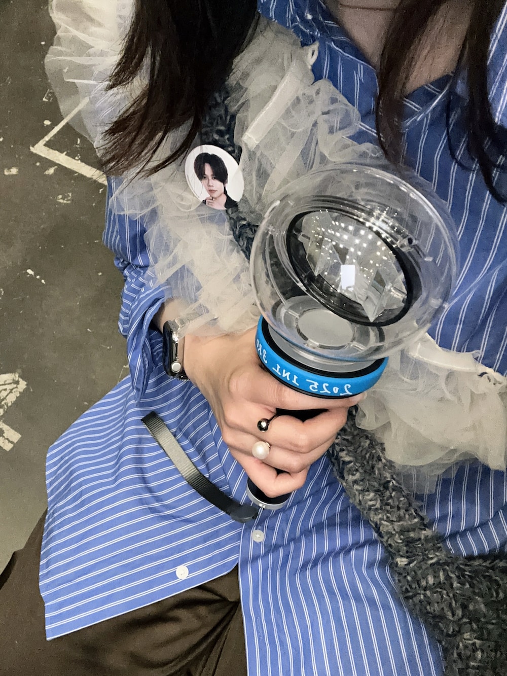 ブラック系のバレエシューズ、ホワイト系のキャミソール、ブラウン系のスラックスを着用したレディースの春コーディネートの2枚目の写真