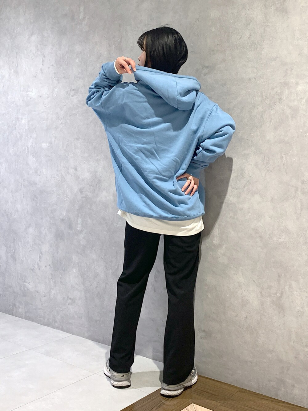 ブルー系のパーカー、ブラック系のその他パンツを着用したレディースの冬コーディネートの2枚目の写真