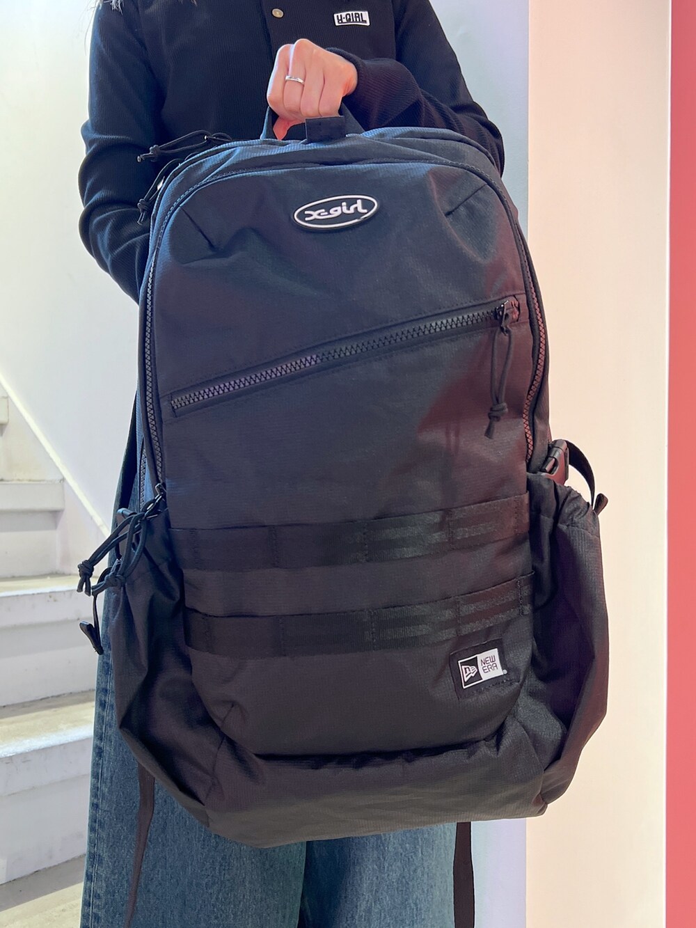 ブラック系のバックパック/リュック、ブラック系のバックパック/リュックを着用したレディースの春コーディネートの2枚目の写真