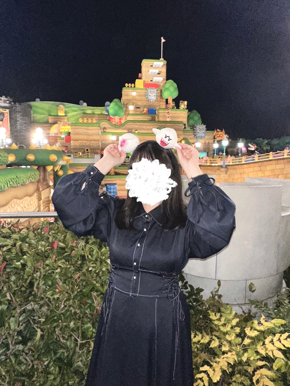 ブルー系のワンピースを着用したレディースの春コーディネートの2枚目の写真