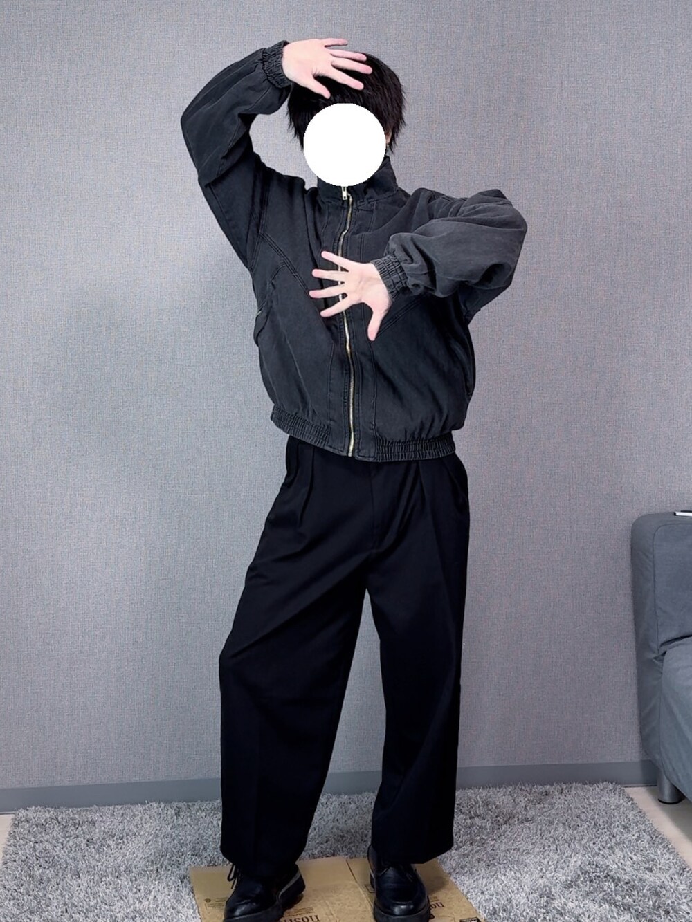 ブラック系のその他パンツ、ブラック系のドレスシューズ、ブラック系のソックス/靴下を着用したメンズの冬コーディネートの2枚目の写真