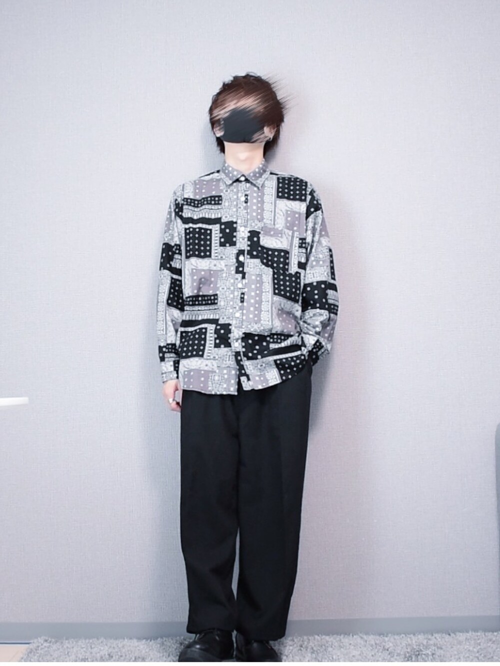 ブラック系のその他パンツ、ブラック系のドレスシューズ、ブラック系のシャツ/ブラウスを着用したメンズの夏コーディネートの2枚目の写真