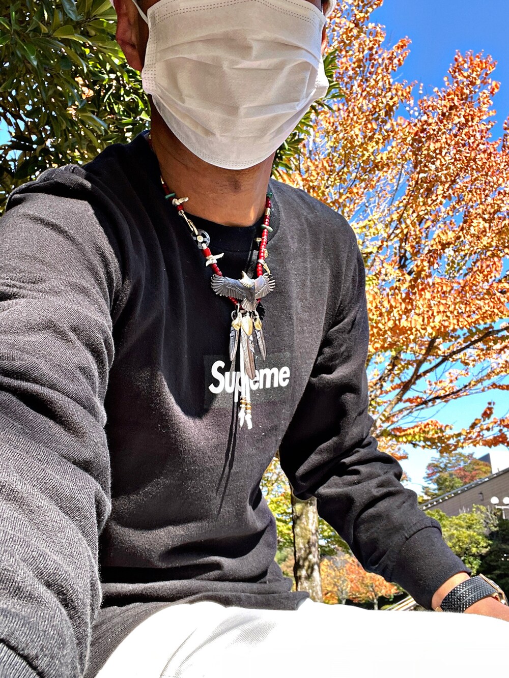 「THE NORTH FACE、ノースフェイス、シュプリーム、supreme、大イーグル、赤ビーズ、ホワイトハーツ、フェザー、ロンT、今日のコーデ、おしゃれさんと繋がりたい、お洒落さんとつながりたい、ストリートコーデ、スニーカーコーデ、ネイティブアクセサリー」｜「Supreme のアイテム（Tシャツ/カットソー、ブラック系）」を使った、怠惰ですけれども®︎さん（メンズ・170cm）の秋コーディネートの2枚目の写真