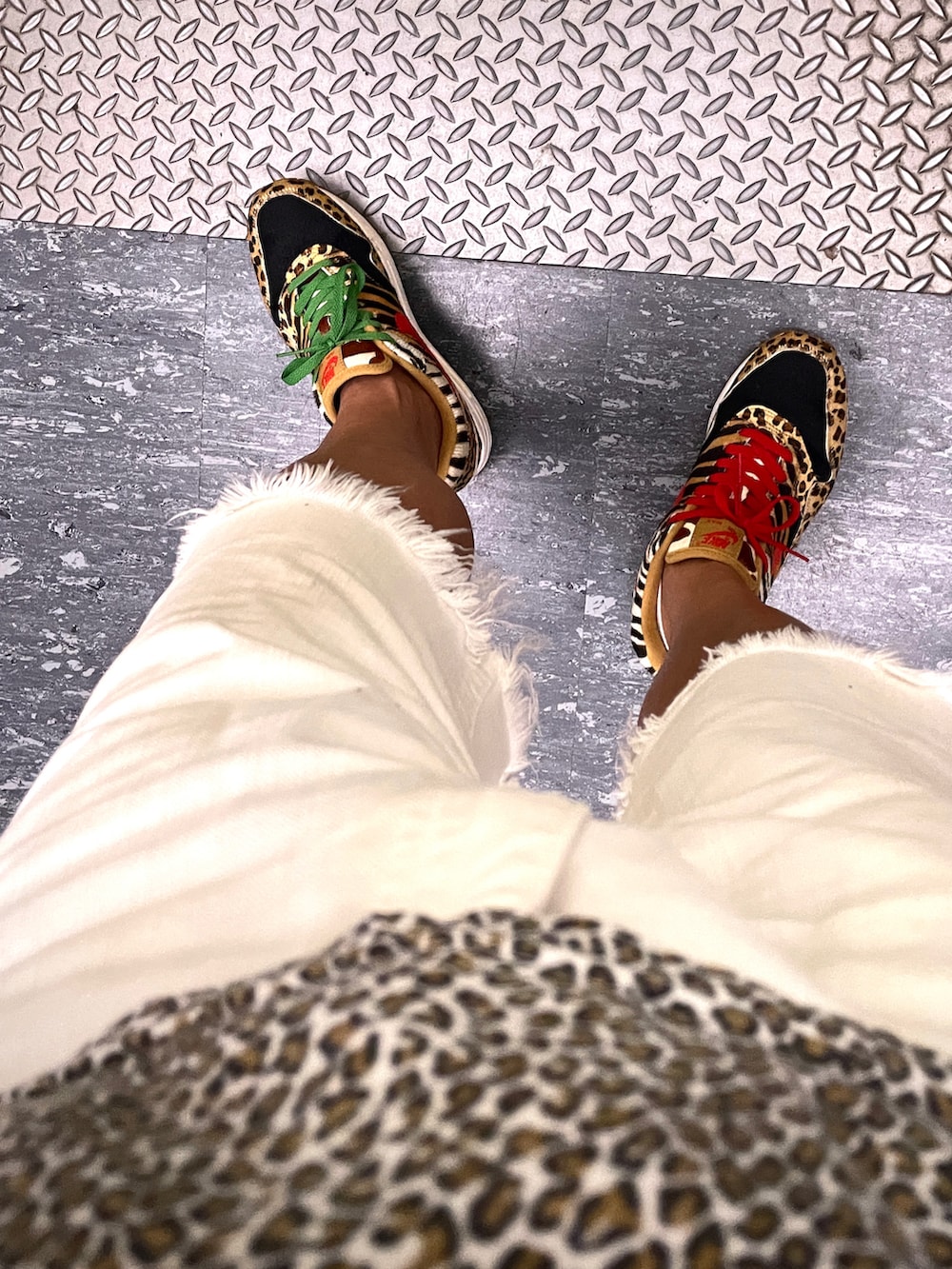 「シュプリーム、supreme、leopard、レオパード柄、ネイティブアメリカン、ネイティブアメリカンジュエリー、大イーグル、ターコイズ、フェザー、インディアンジュエリー、今日のコーデ、ストリートコーデ、アメカジ」｜「Supreme のアイテム（Tシャツ/カットソー、その他）」を使った、怠惰ですけれども®︎さん（メンズ・170cm）の秋コーディネートの2枚目の写真