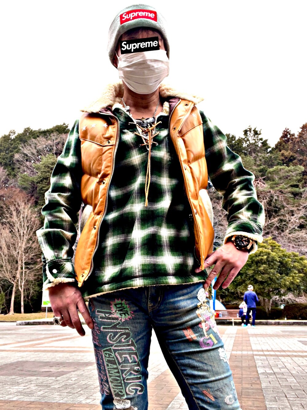「supreme、NEWERA、シュプリーム、ヒステリックグラマー、hysteric glamour、MARBLES、マーブルズ、お洒落さんと繋がりたい、お洒落さんとつながりたい、アメカジ、ストリートコーデ、今日のコーデ、スニーカーコーデ、ナンバーナイン(NUMBER (N)INE)、NUMBER (N)INE」｜「MARBLESのアイテム（ダウンベスト、ゴールド系）」を使った、怠惰ですけれども®︎さん（メンズ・170cm）の春コーディネートの2枚目の写真