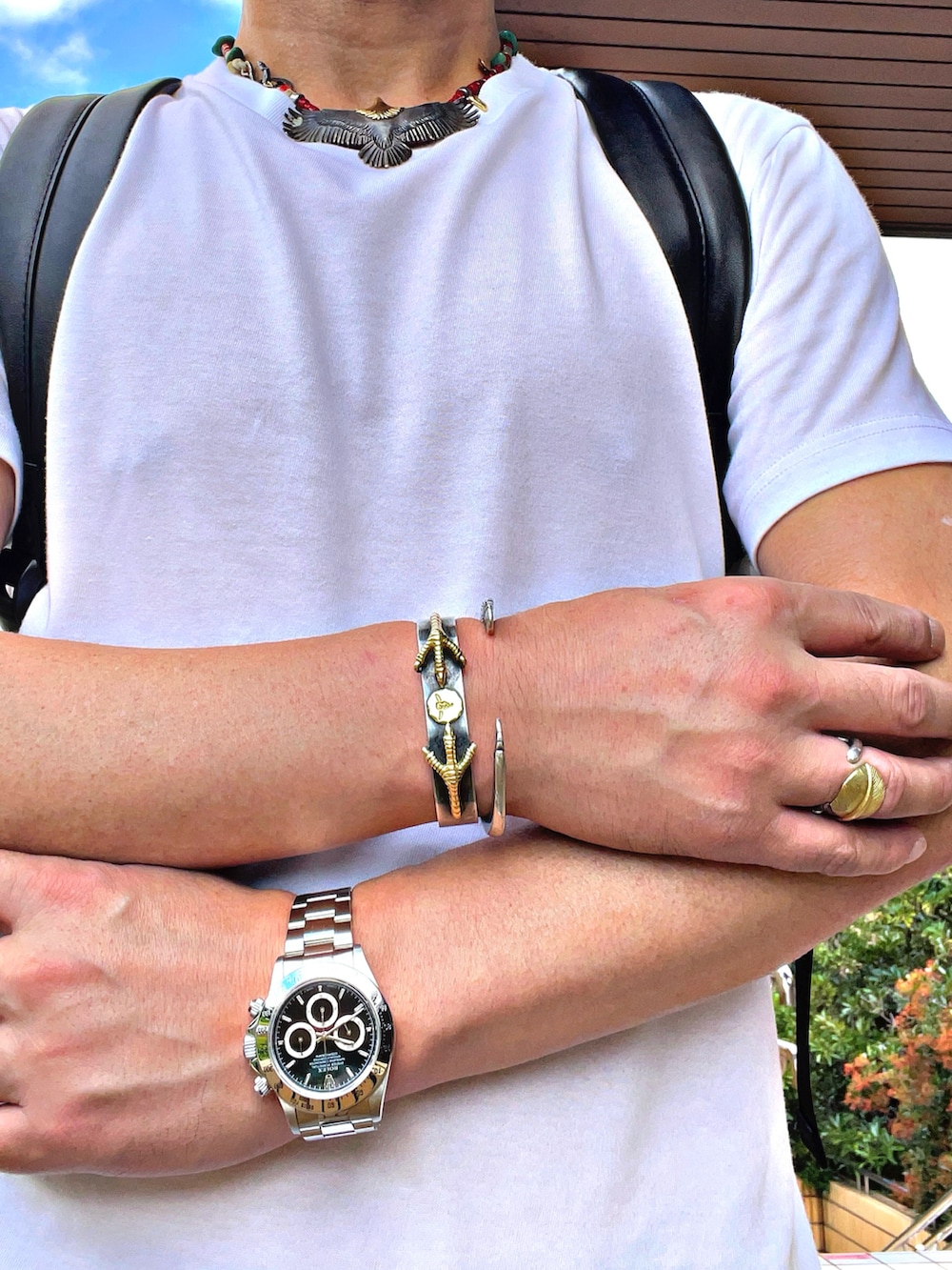 ブルー系のデニムパンツを着用したメンズの夏コーディネートの2枚目の写真