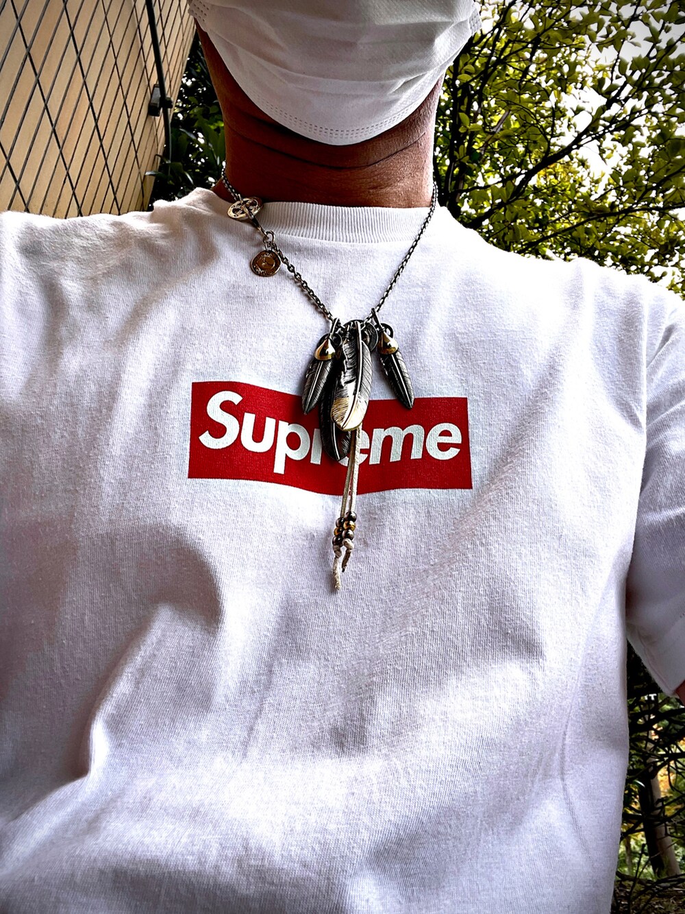 「ヨシノリコタケ、アメリカンイーグル、スキニー、アトランティックスターズ、シュプリーム、supreme、ネイティブアメリカン、ネイティブアクセサリー、おしゃれさんと繋がりたい、ストリートコーデ、スニーカーコーデ、お洒落さんとつながりたい、裏原」｜「Supreme のアイテム（Tシャツ/カットソー、ホワイト系）」を使った、怠惰ですけれども®︎さん（メンズ・170cm）の秋コーディネートの2枚目の写真