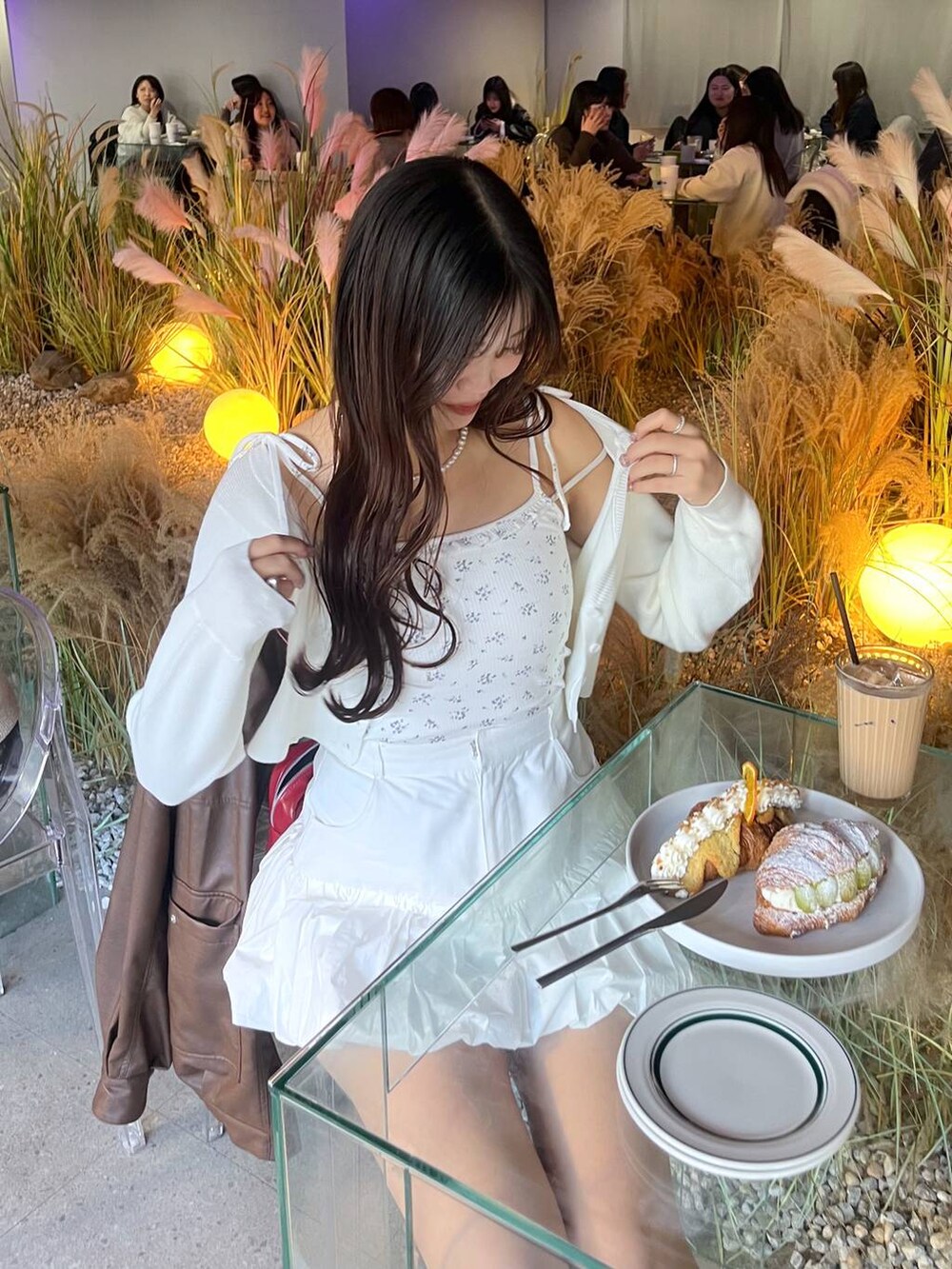 ホワイト系のスカート、ホワイト系のカーディガン/ボレロを着用したレディースの冬コーディネートの3枚目の写真