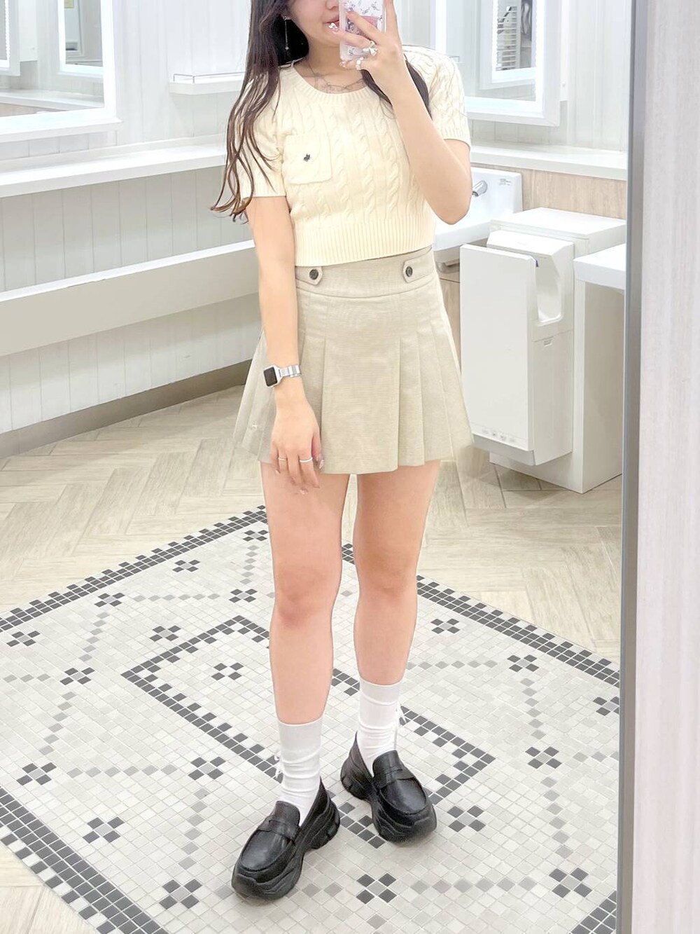 ホワイト系のキャミソール、ブラック系のローファー、ベージュ系のスカートを着用したレディースの春コーディネートの4枚目の写真