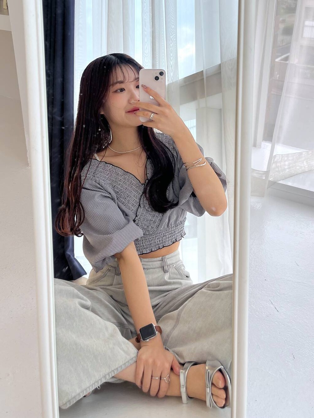 シルバー系のサンダル、ホワイト系のキャミソール、グレー系のデニムパンツを着用したレディースの夏コーディネートの2枚目の写真