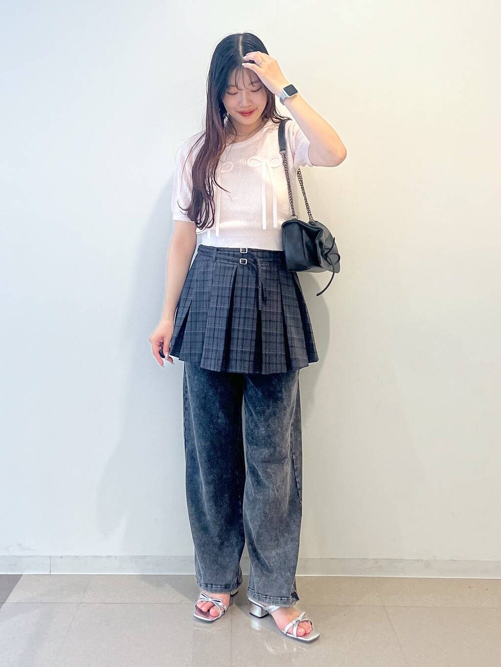 グレー系のショルダーバッグ、ホワイト系のキャミソール、グレー系のスカートを着用したレディースの春コーディネートの2枚目の写真