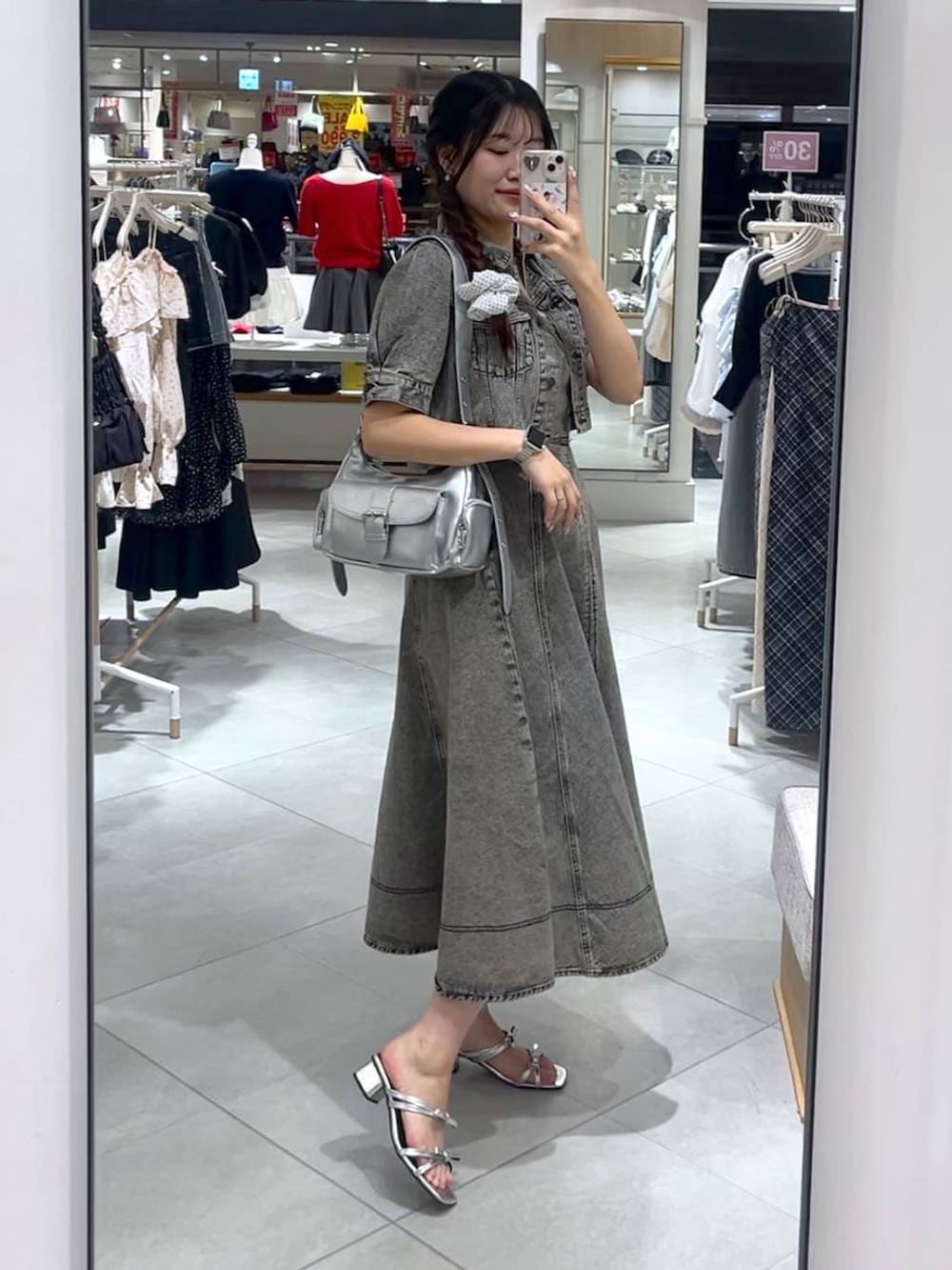シルバー系のサンダル、シルバー系のショルダーバッグ、グレー系のワンピースを着用したレディースの春コーディネートの3枚目の写真