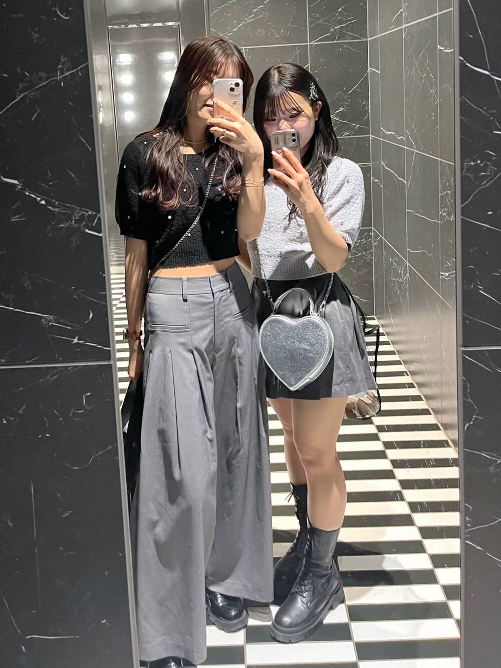 ホワイト系のショルダーバッグ、ホワイト系のキャミソール、ブラック系のローファーを着用したレディースの春コーディネートの7枚目の写真