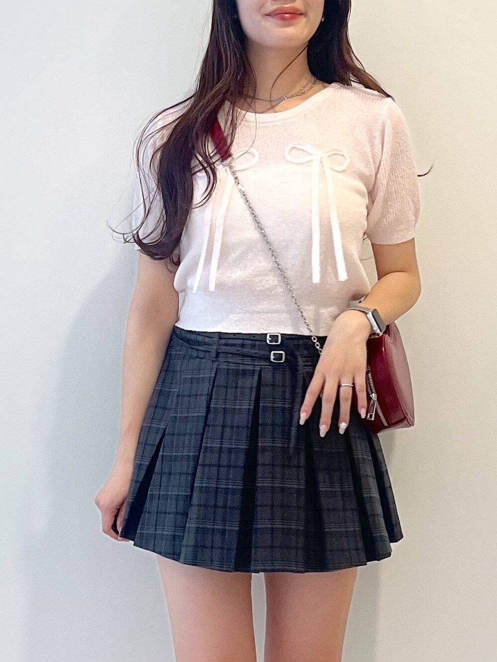 ホワイト系のキャミソール、ブラック系のローファー、グレー系のスカートを着用したレディースの春コーディネートの4枚目の写真