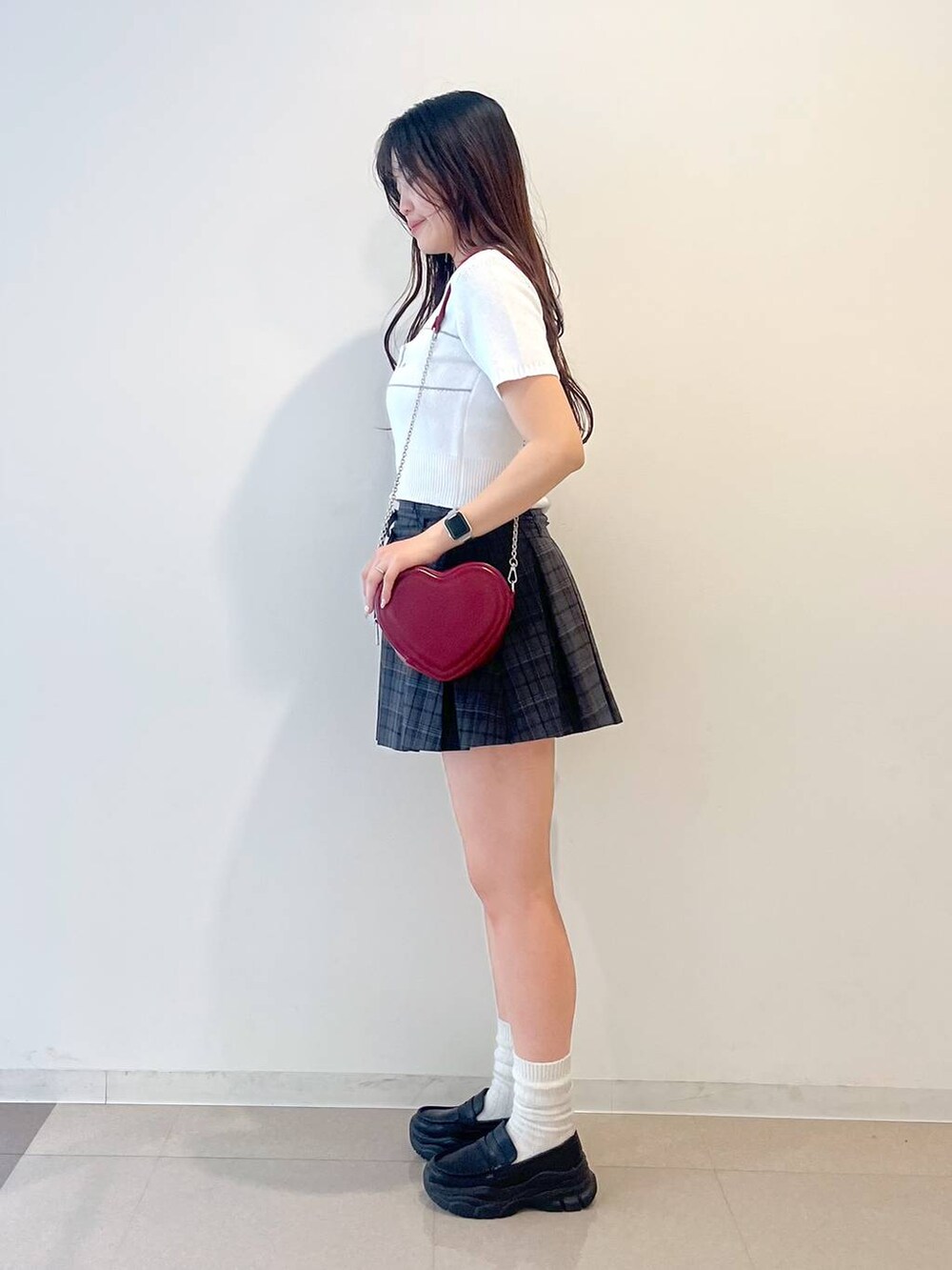 ホワイト系のキャミソール、ブラック系のローファー、グレー系のスカートを着用したレディースの夏コーディネートの3枚目の写真