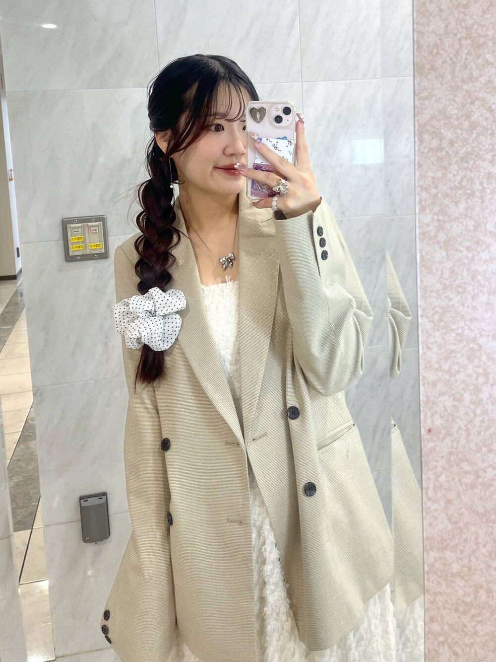 ホワイト系のワンピース、シルバー系のネックレスを着用したレディースの春コーディネートの2枚目の写真