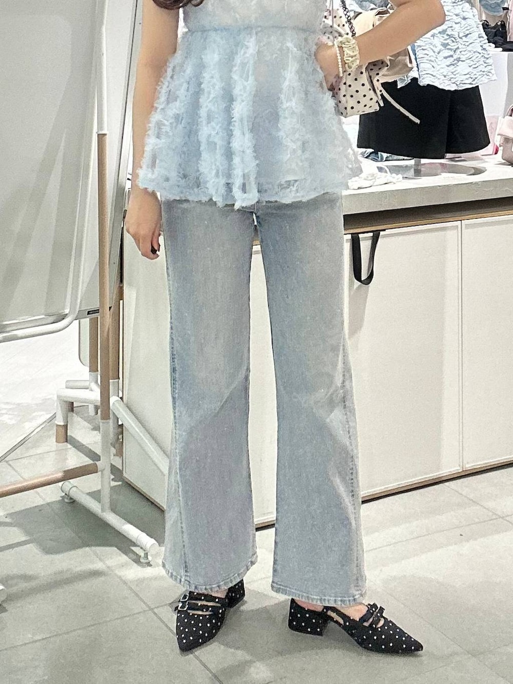 その他のショルダーバッグ、ブラック系のパンプス、ブルー系のキャミソールを着用したレディースの春コーディネートの6枚目の写真